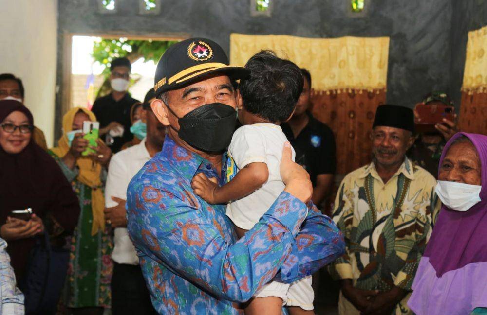 Menteri Koordinator Bidang Pembangunan Manusia dan Kebudayaan (Menko PMK) Muhadjir Effendy   bersama Walikota Ternate Tauhid Soleman, tenaga kesehatan, dan pendamping stunting, di Kelurahan Afe-Taduma, Kecamatan Pulau Ternate, Provinsi Maluku Utara, pada Sabtu (11/6/2022) (Dokumentasi Humas Kemenko PMK)