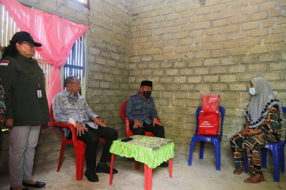 Menteri Koordinator Bidang Pembangunan Manusia dan Kebudayaan (Menko PMK) Muhadjir Effendy   bersama Walikota Ternate Tauhid Soleman, tenaga kesehatan, dan pendamping stunting, di Kelurahan Afe-Taduma, Kecamatan Pulau Ternate, Provinsi Maluku Utara, pada Sabtu (11/6/2022) (Dokumentasi Humas Kemenko PMK)