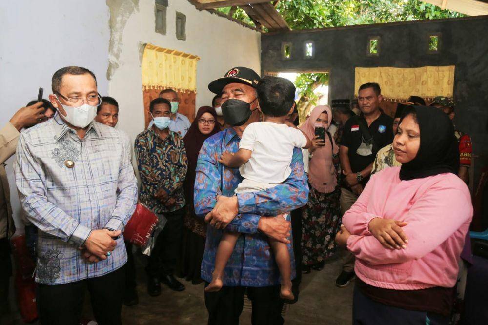 Menteri Koordinator Bidang Pembangunan Manusia dan Kebudayaan (Menko PMK) Muhadjir Effendy   bersama Walikota Ternate Tauhid Soleman, tenaga kesehatan, dan pendamping stunting, di Kelurahan Afe-Taduma, Kecamatan Pulau Ternate, Provinsi Maluku Utara, pada Sabtu (11/6/2022) (Dokumentasi Humas Kemenko PMK)