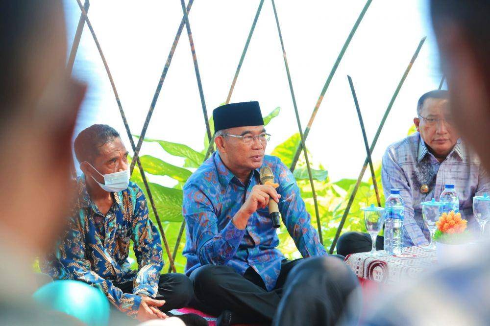 Menteri Koordinator Bidang Pembangunan Manusia dan Kebudayaan (Menko PMK) Muhadjir Effendy   bersama Walikota Ternate Tauhid Soleman, tenaga kesehatan, dan pendamping stunting, di Kelurahan Afe-Taduma, Kecamatan Pulau Ternate, Provinsi Maluku Utara, pada Sabtu (11/6/2022) (Dokumentasi Humas Kemenko PMK)