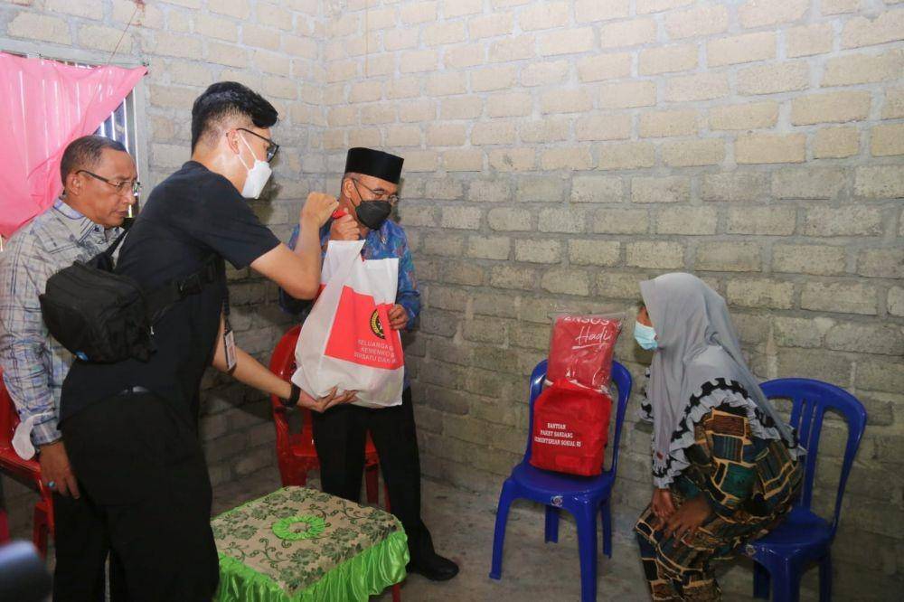 Menteri Koordinator Bidang Pembangunan Manusia dan Kebudayaan (Menko PMK) Muhadjir Effendy bersama Walikota Ternate Tauhid Soleman, tenaga kesehatan, dan pendamping stunting, di Kelurahan Afe-Taduma, Kecamatan Pulau Ternate, Provinsi Maluku Utara, pada Sabtu (11/6/2022) (Dokumentasi Humas Kemenko PMK)