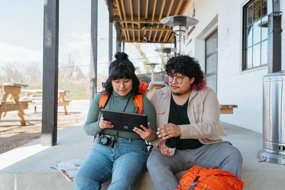 orang sedang duduk (unsplash.com/@surface)