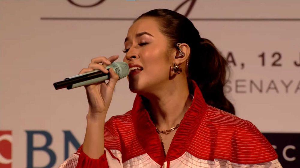 10 Aksi Panggung Raisa di Testimonial Day Greysia Polii, Berasa Konser