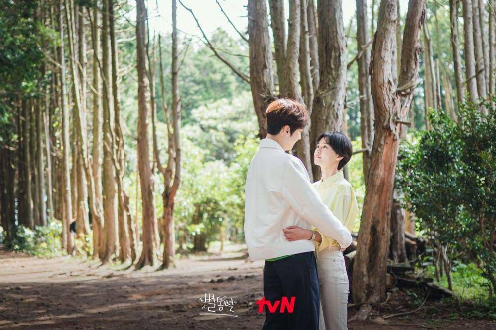 Kang Yoo Sung (Yoon Jong Hoon) dan Park Ho Yeong (Kim Yoon Hye) di KDrama Shooting Stars (instagram.com/tvn_drama)