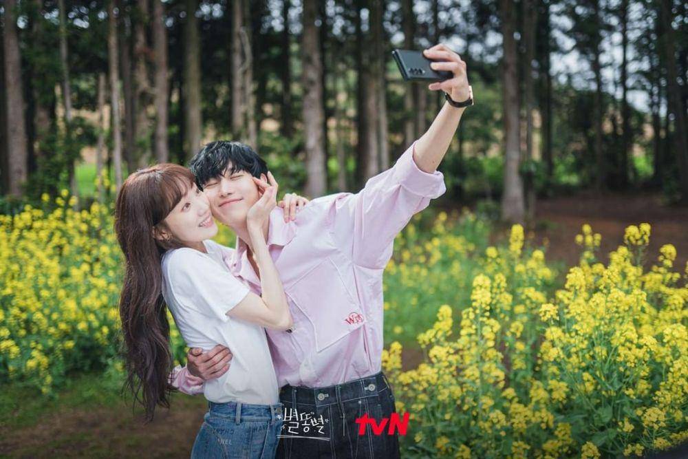 Oh Han Byul (Lee Sung Kyung) dan Gong Tae Sung (Kim Young Dae) di KDrama Shooting Stars (instagram.com/tvn_drama)