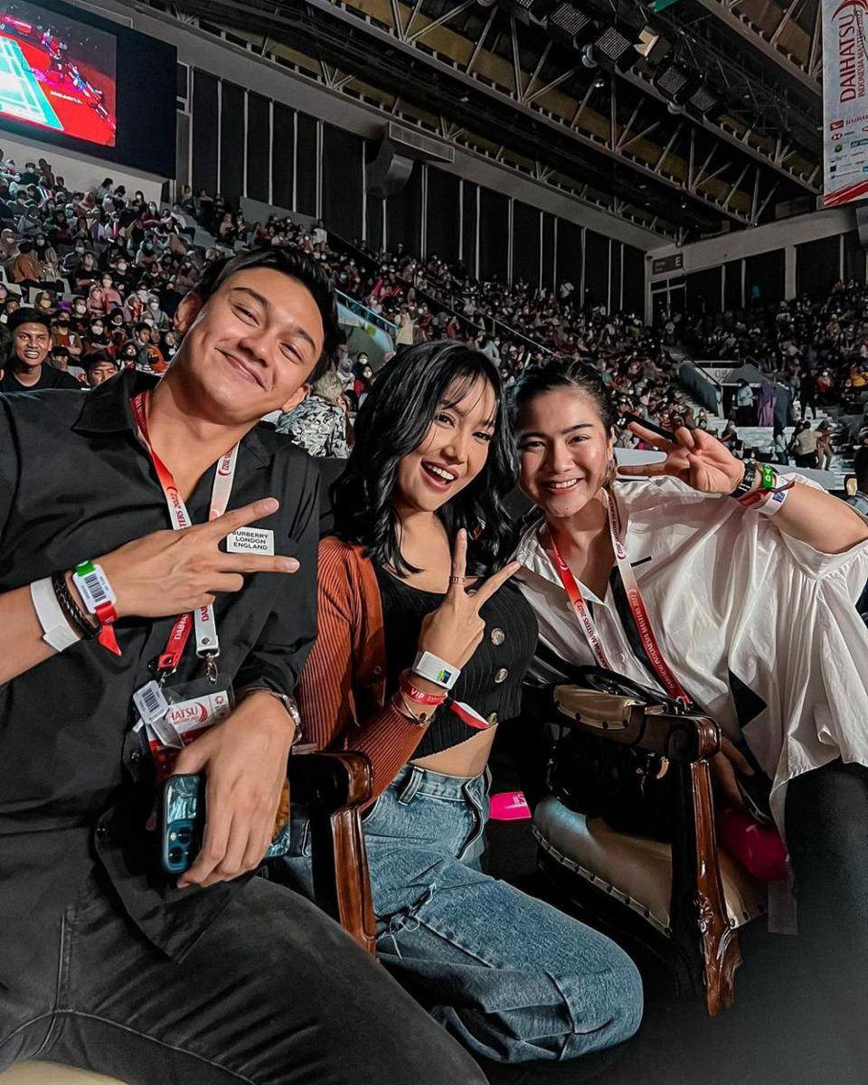 artis nonton badminton (Instagram.com/lucintaluna_manjalita)