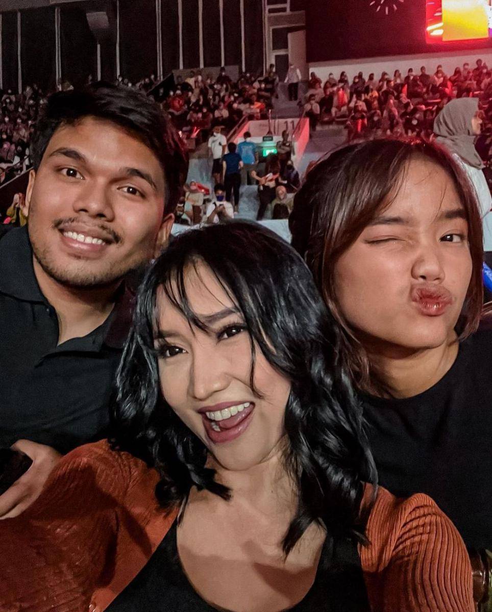 artis nonton badminton (Instagram.com/lucintaluna_manjalita)