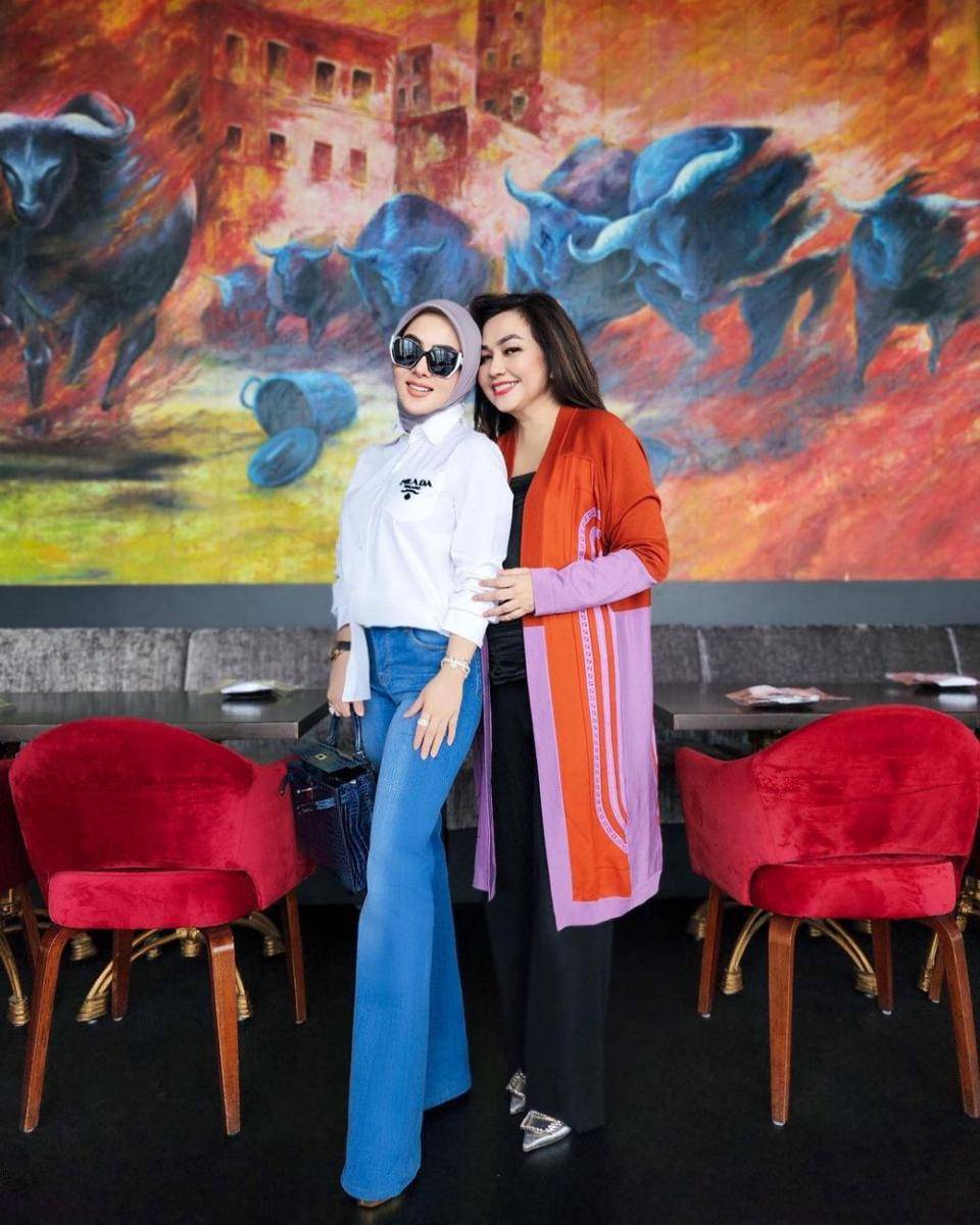 Syahrini dan sahabatnya (instagram.com/princessyahrini)