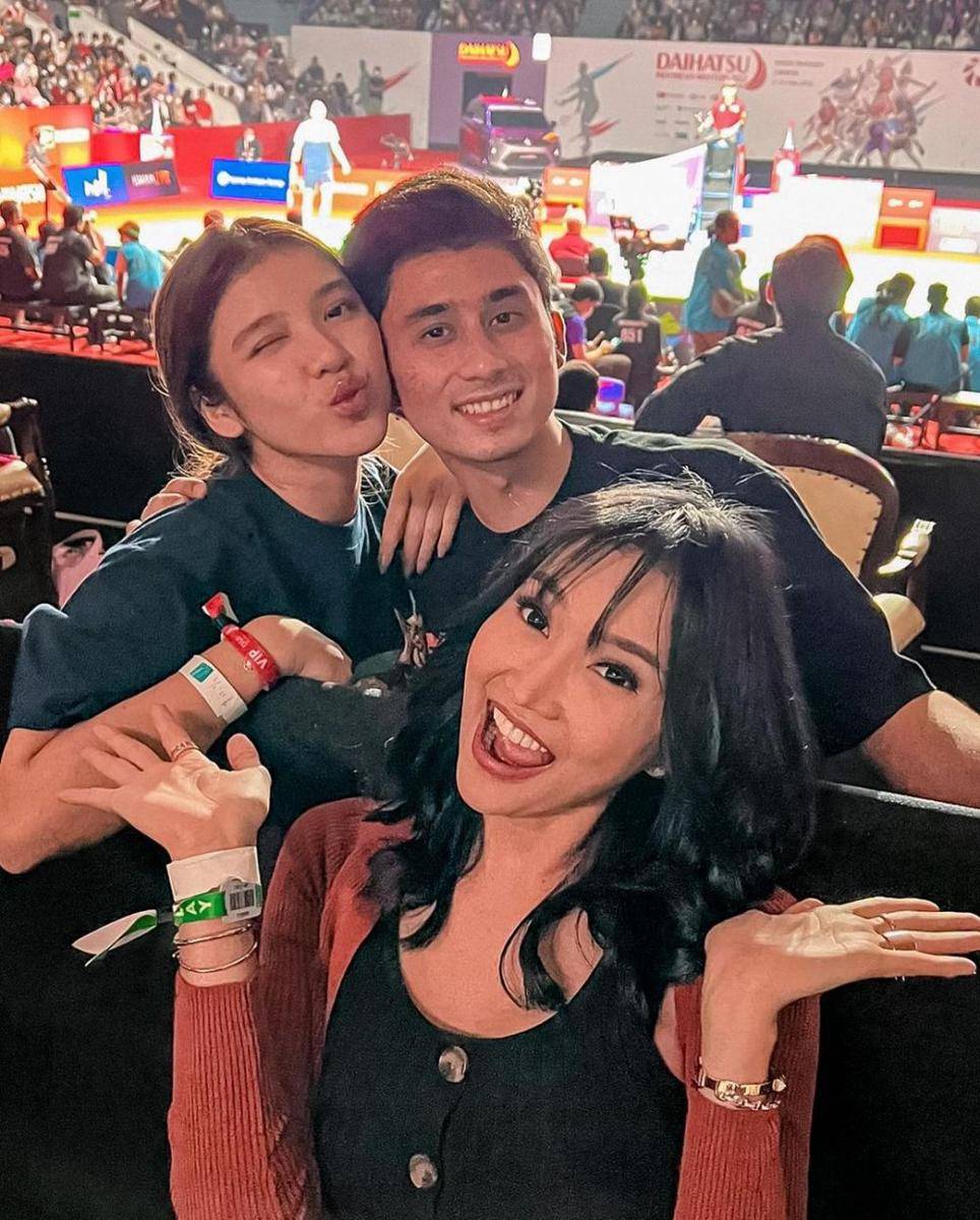 artis nonton badminton (Instagram.com/lucintaluna_manjalita)