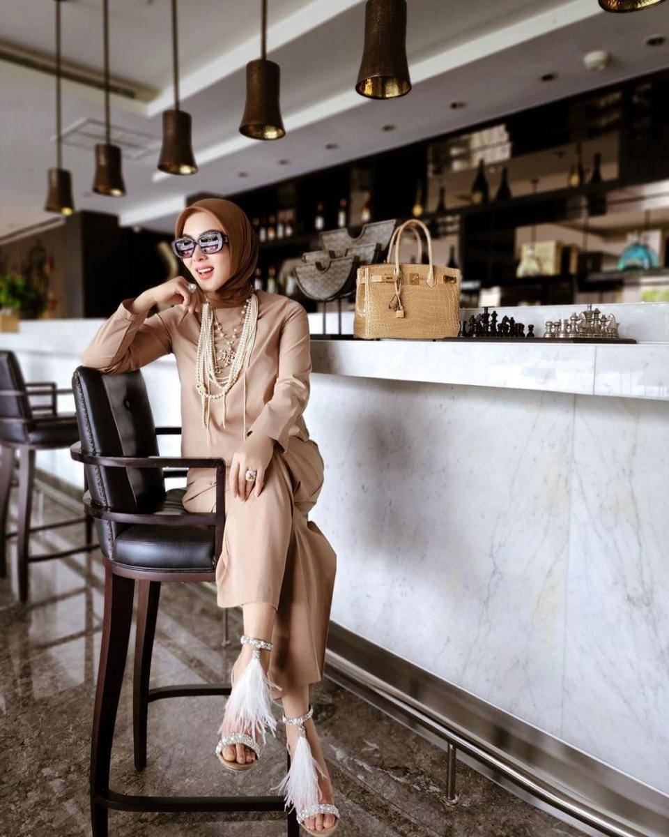 Syahrini (instagram.com/princessyahrini)