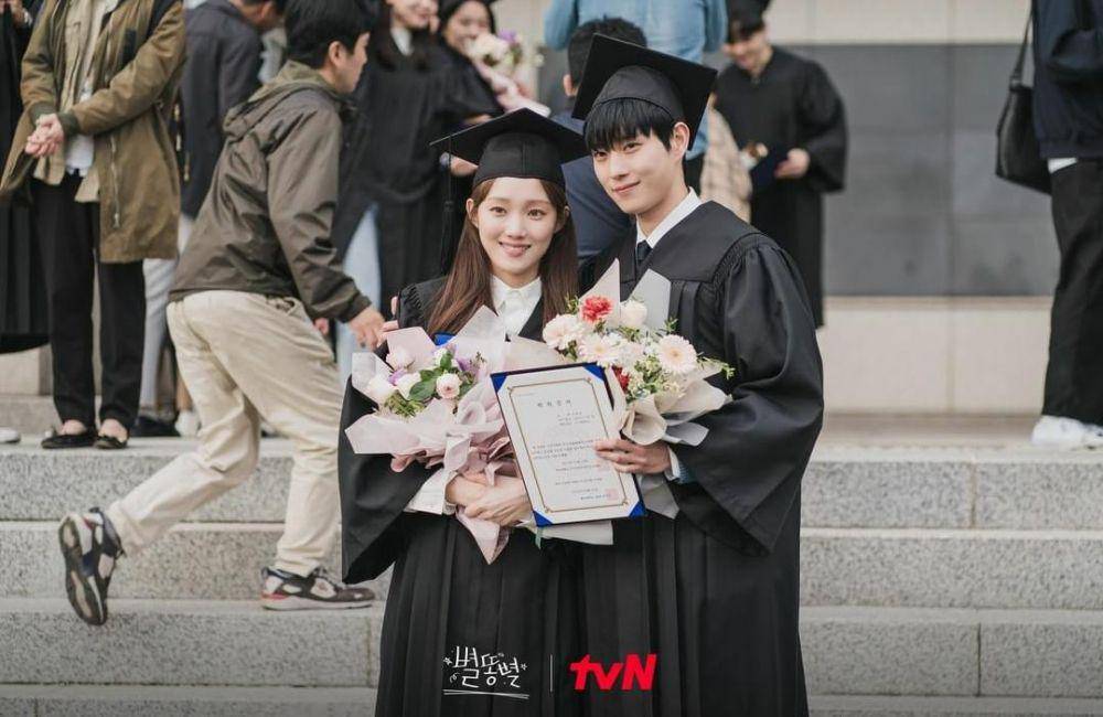 Lee Sung Kyung dan Kim Young Dae di drama Shooting Stars (instagram.com/tvn_drama)