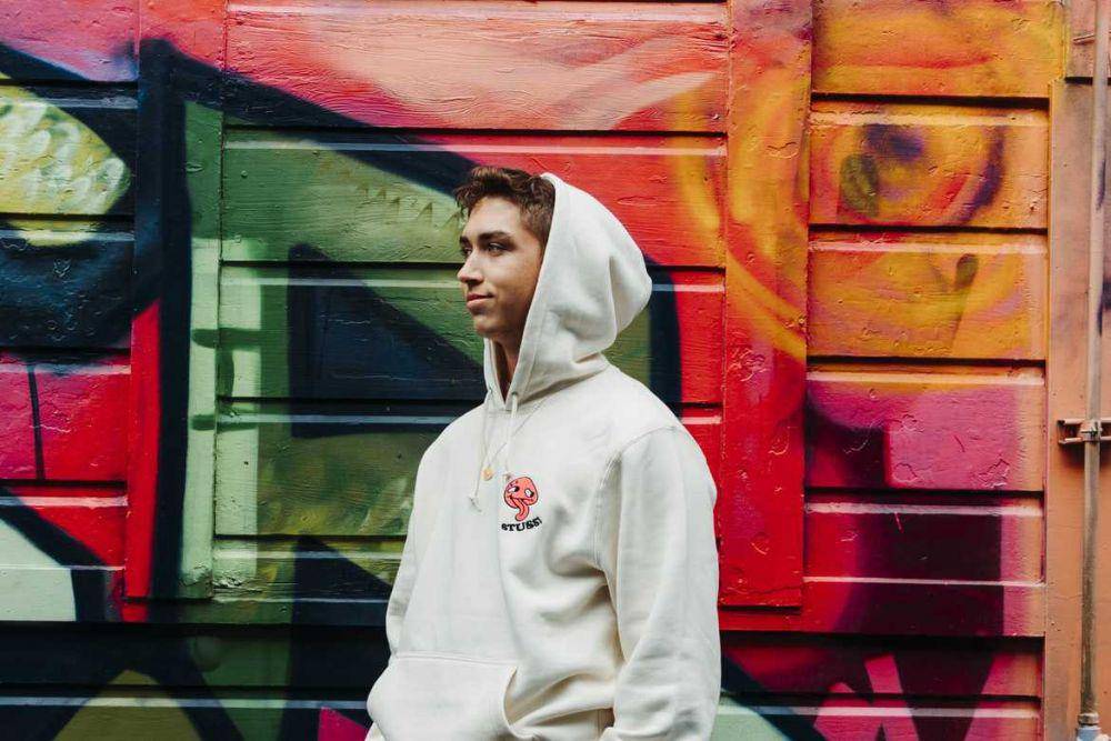 ilustrasi pria memakai hoodie (unsplash.com/@dzngriffin)