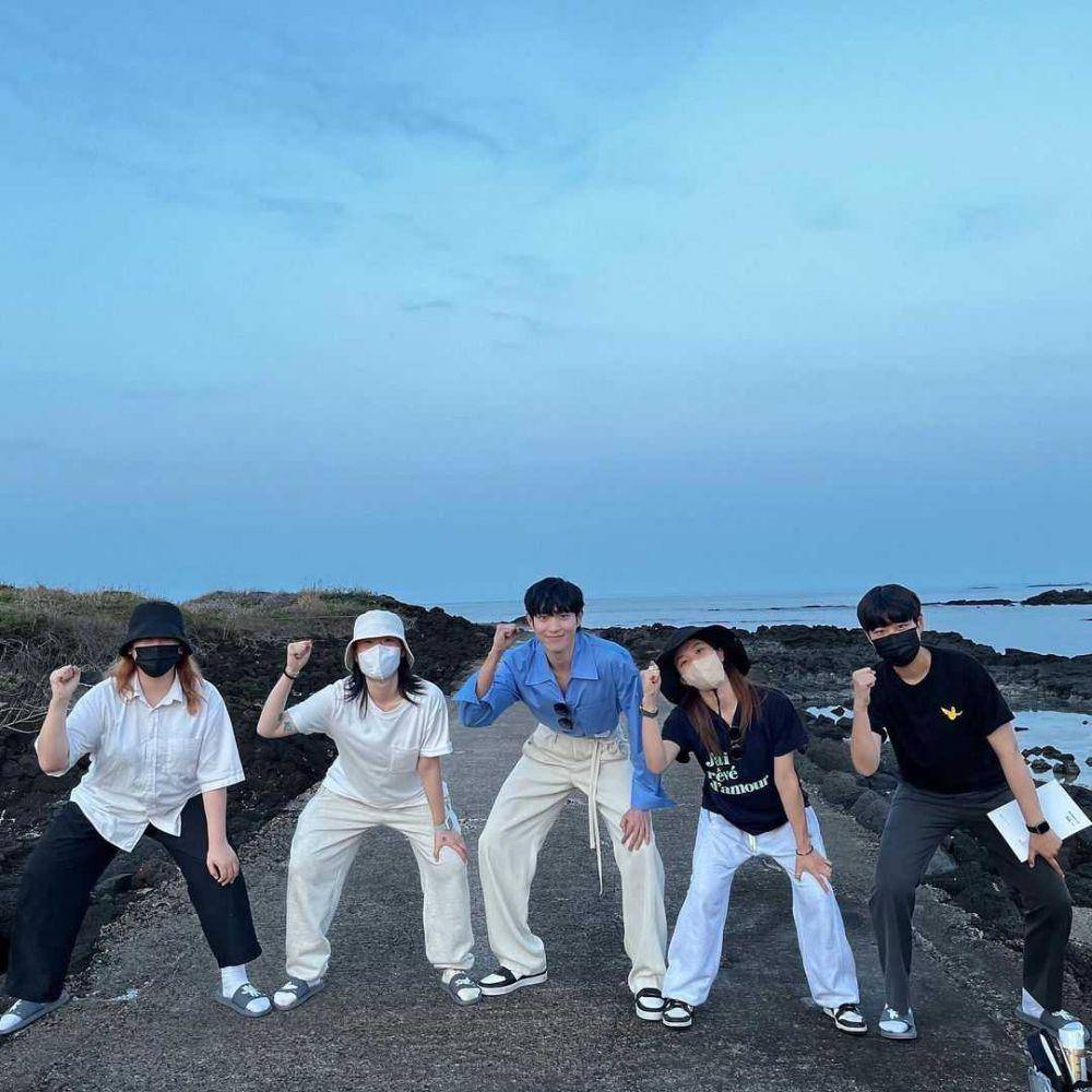Kim Young Dae dan kru produksi drama Shooting Stars (instagram.com/hyo_oe_)