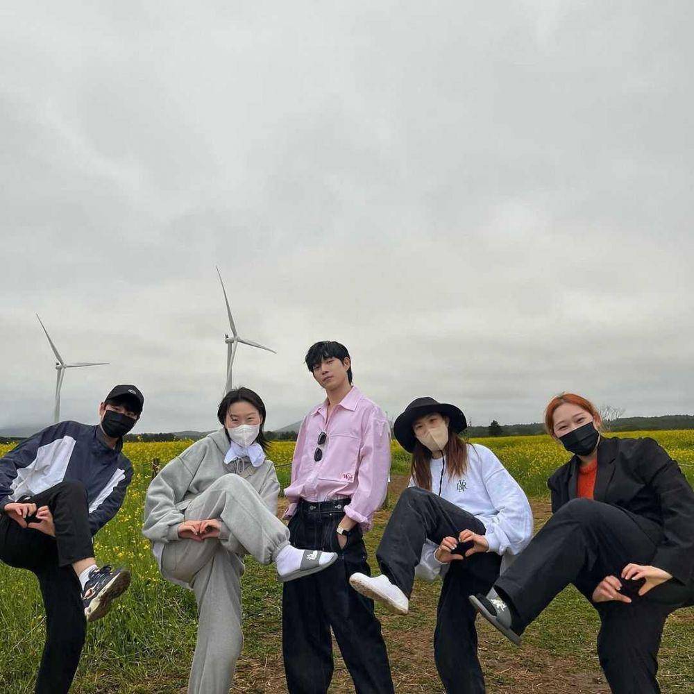 Kim Young Dae dan kru produksi drama Shooting Stars (instagram.com/hyo_oe_)