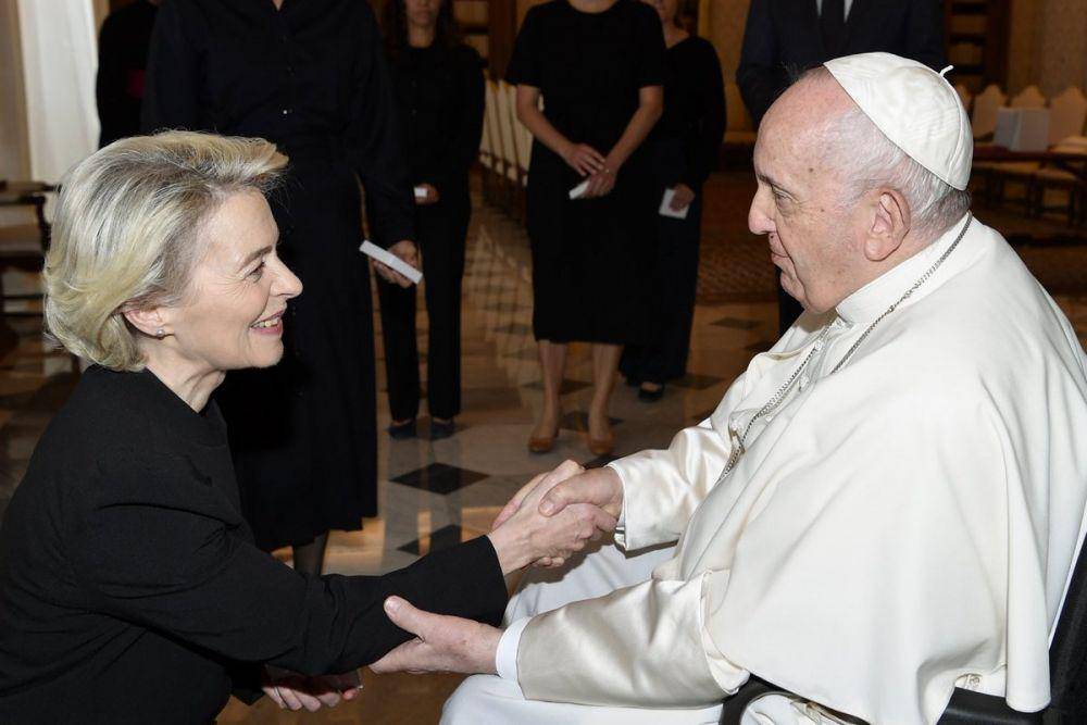 Paus Fransiskus mengenakan kursi roda ketika bertemu dengan Ketua Komisi Uni Eropa, Ursula Von Der Leyen. (Twitter.com/Ursula von der Leyen)