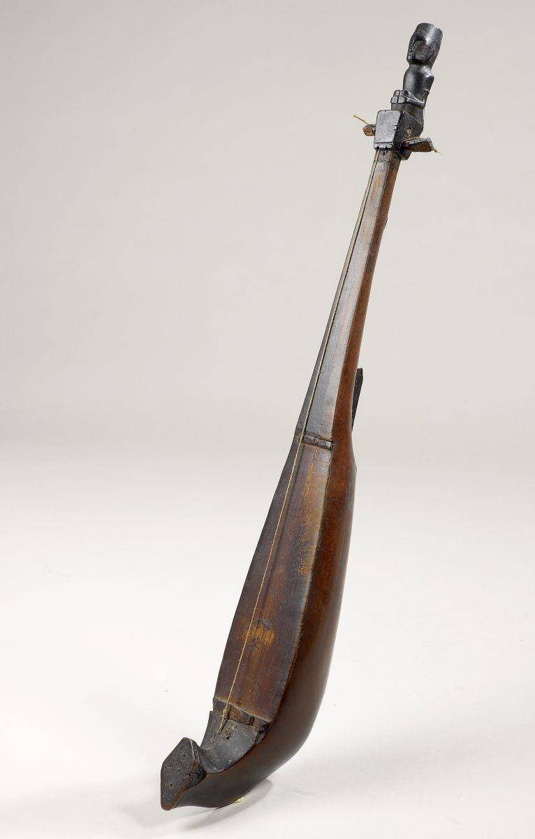 Alat musik tradisional Hasapi (id.wikipedia.org)