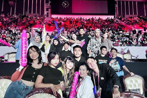 artis nonton badminton (Instagram.com/lucintaluna_manjalita)