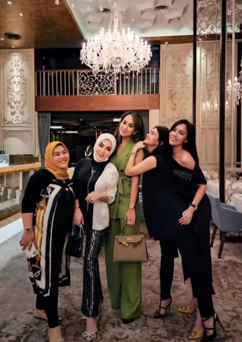 Syahrini bersama geng sosialitanya (instagram.com/princessyahrini)