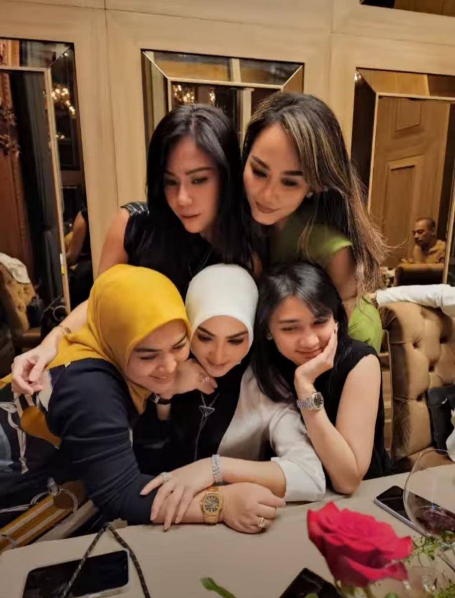 Syahrini bersama geng sosialitanya (instagram.com/princessyahrini)