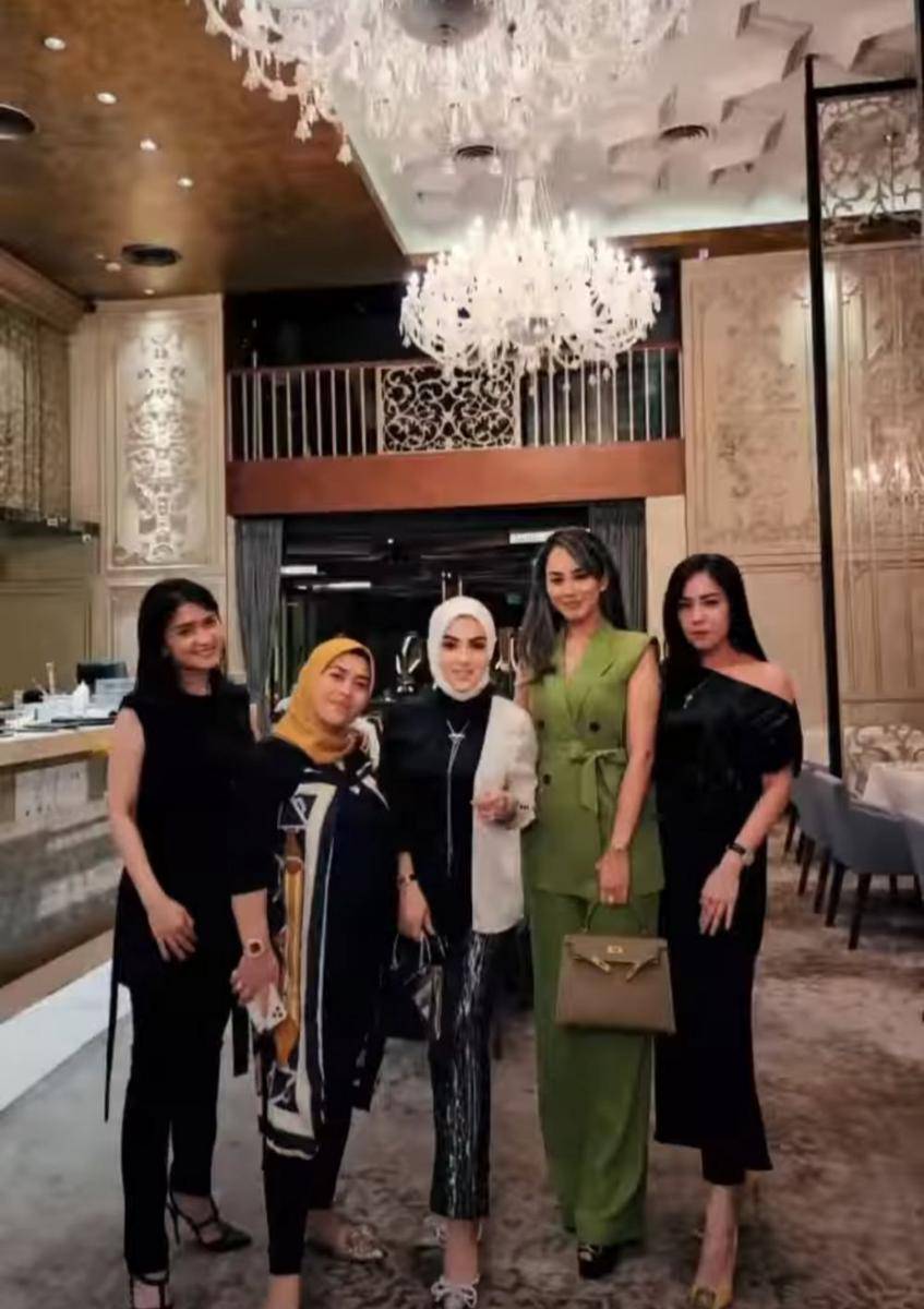 Syahrini bersama geng sosialitanya (instagram.com/princessyahrini)