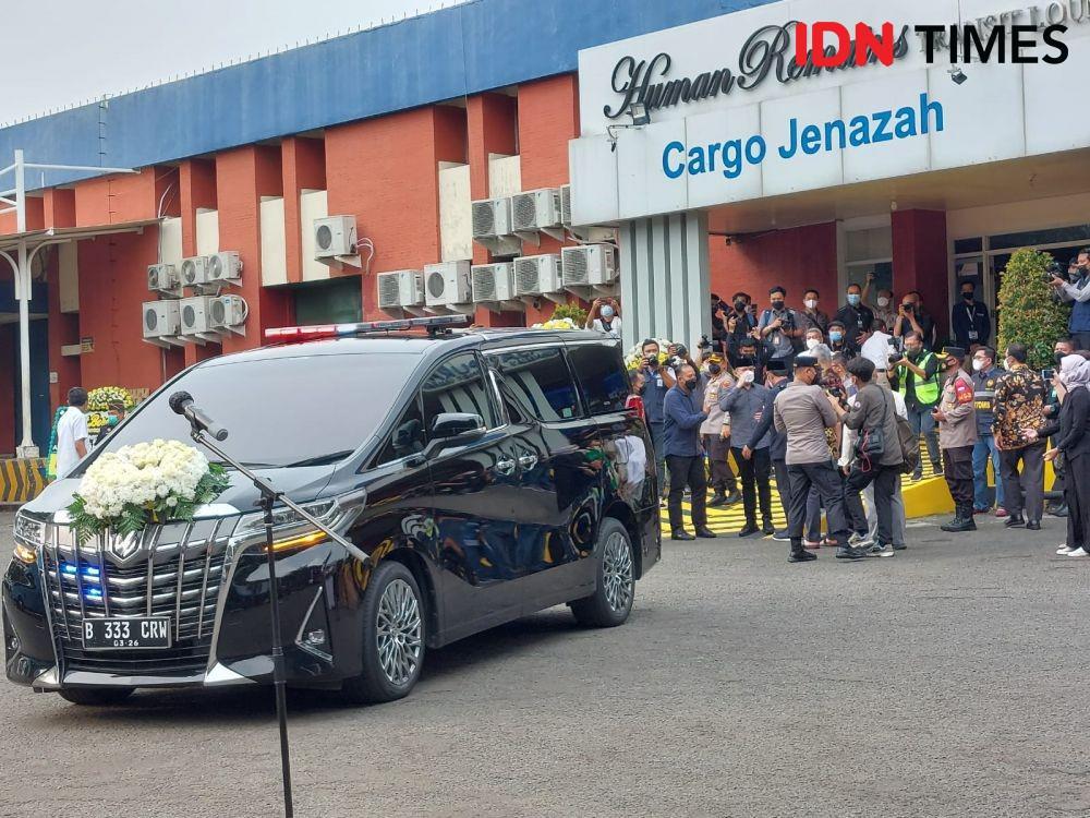 Jenazah Emmeril Kahn Mumtadz tiba di Bandara Soekarno-Hatta (IDN Times/Maya Aulia)