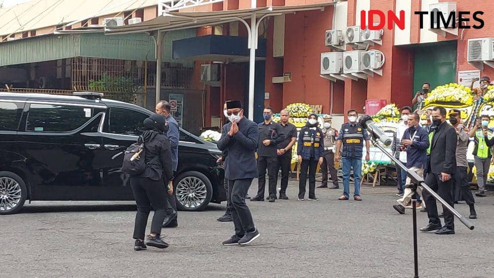 Jenazah Emmeril Kahn Mumtadz tiba di Bandara Soekarno-Hatta (IDN Times/Maya Aulia)