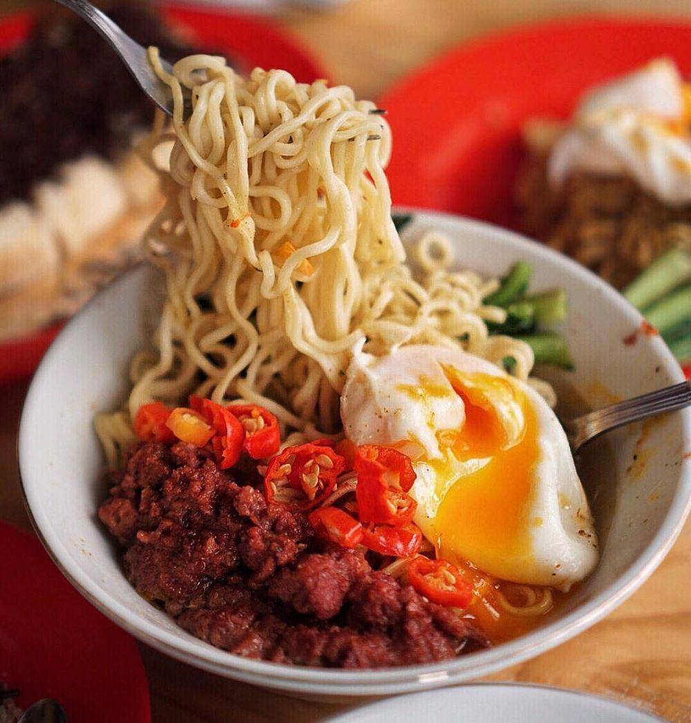 internet atau indomie telur kornet (instagram.com/anakmieinstan)