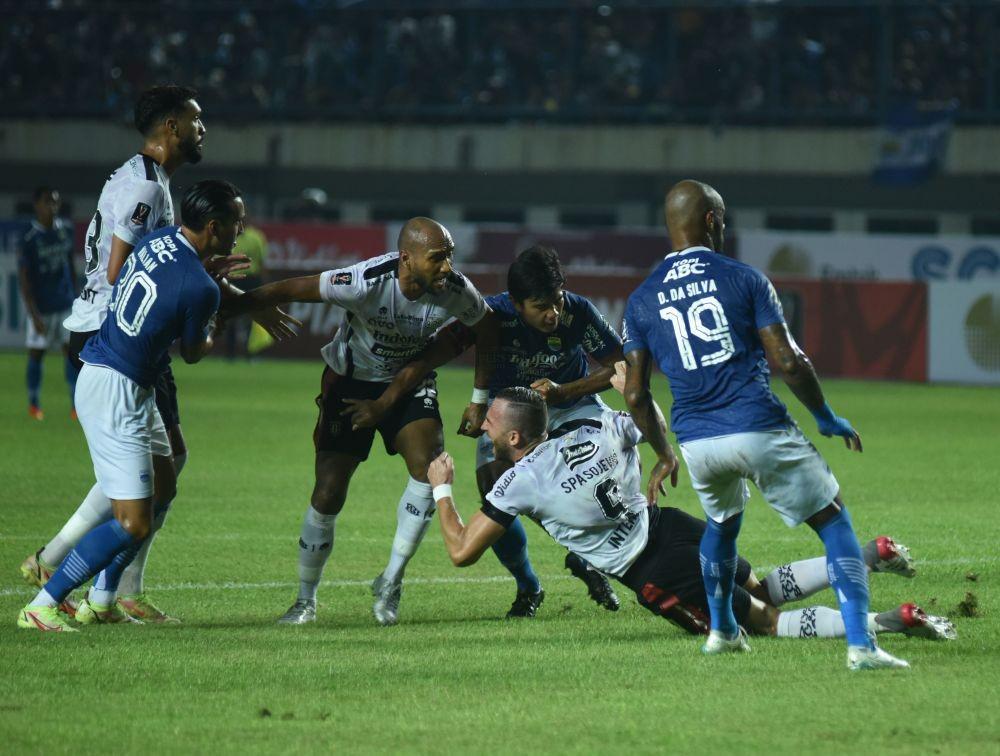 Pemain Persib dan Bali United melakukan duel dalam pertandingan Grup C Piala Presiden 2022. (Dok. Persib)