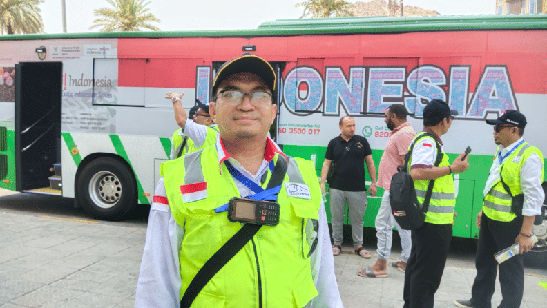 Panitia Layanan Bus Shalawat di Makkah yang menuju Masjidil Haram, Minggu (12/6/2022). (Dok/Kemenag)