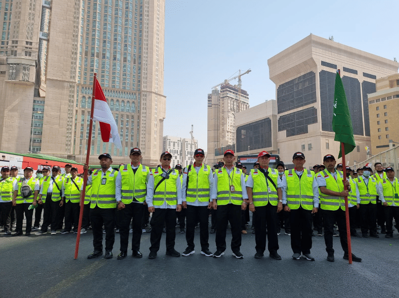 Panitia Layanan Bus Shalawat di Makkah yang menuju Masjidil Haram, Minggu (12/6/2022). (Dok/Kemenag)