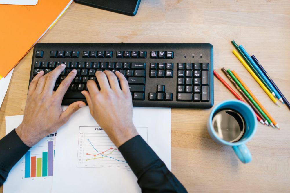 Ilustrasi penggunaan keyboard untuk pekerjaan olah data (sumber: pexels.com/RODNAE Productions)