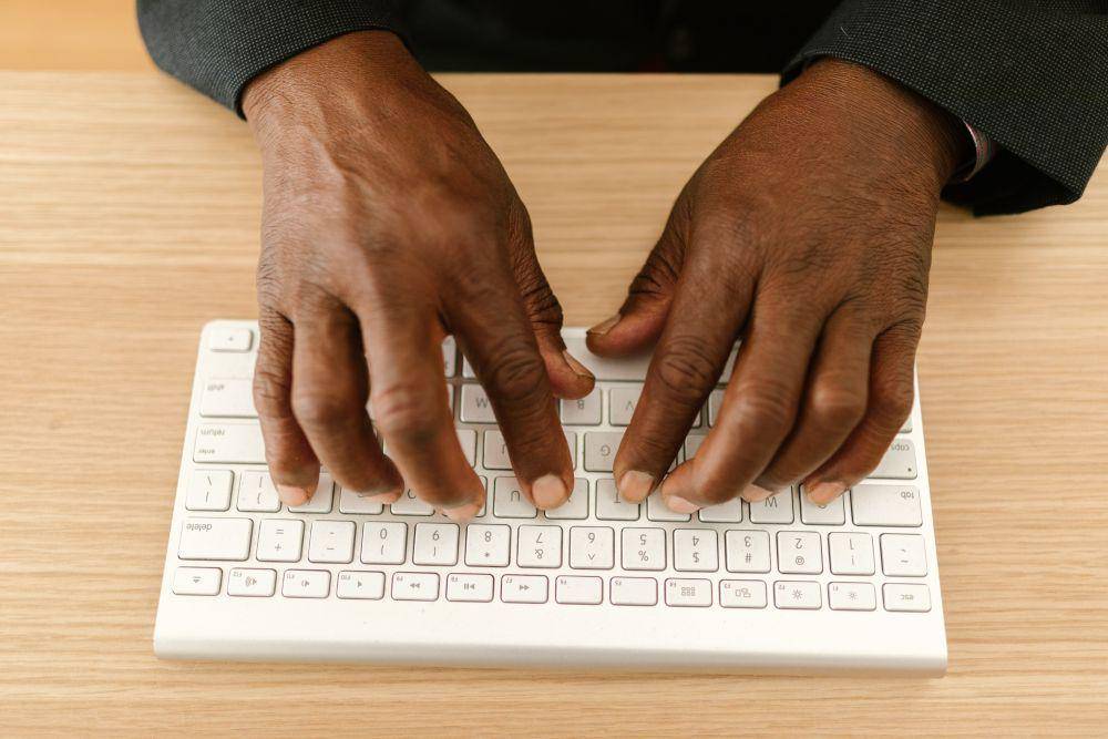 Contoh keyboard tanpa kabel (sumber: pexels.com/RODNAE Productions)