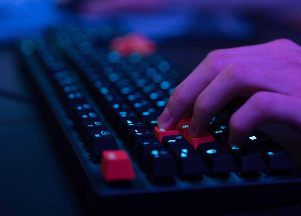 Contoh desain pada keyboard gaming (sumber: pexels.com/Ron Lach)