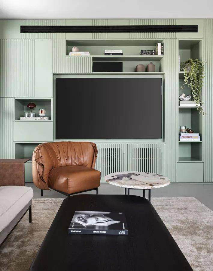 inspirasi storage wall panel di ruang keluarga (livingetc.com)