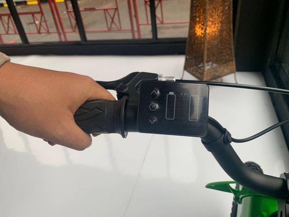 Layar LCD pada Kawasaki Elektrode (IDN Times/Fadhliansyah)