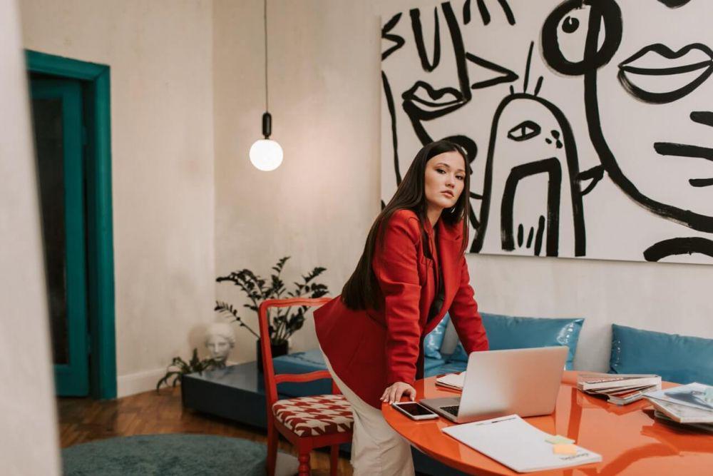 ilustrasi wanita karier (pexels.com/Vlada Karpovich)