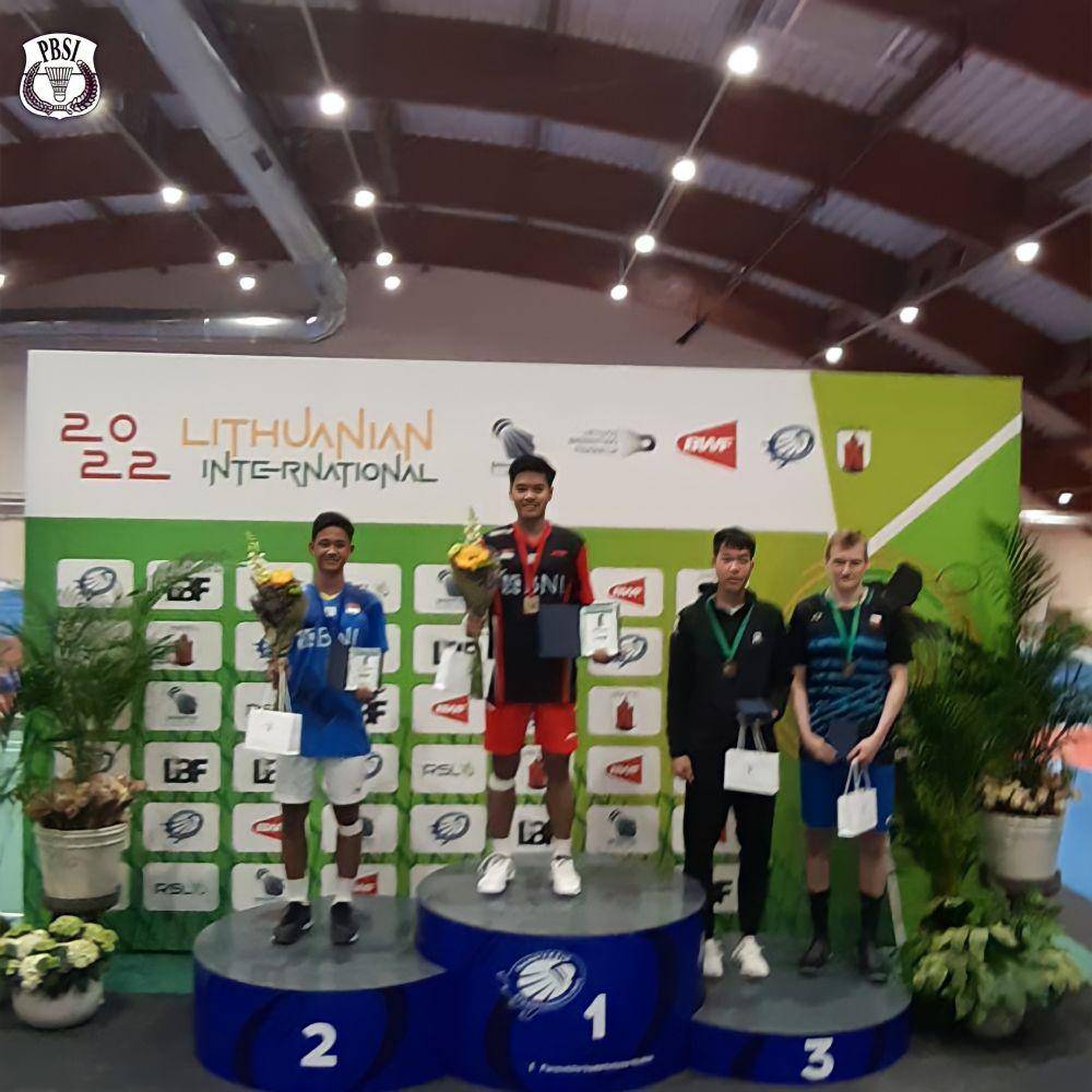 Syabda Perkasa Belawa di podium Lithuanian International 2022 (instagram.com/badminton.ina)