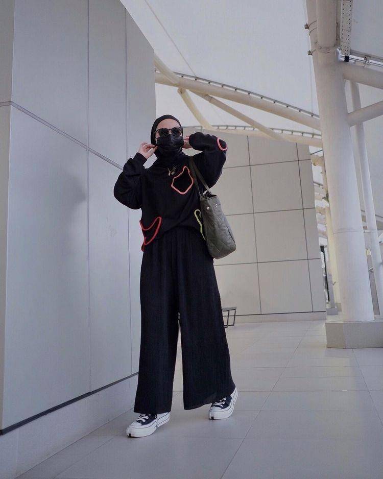 Inspirasi outfit hitam ala Soraya Ulfa (instagram.com/sorayaulfa15)