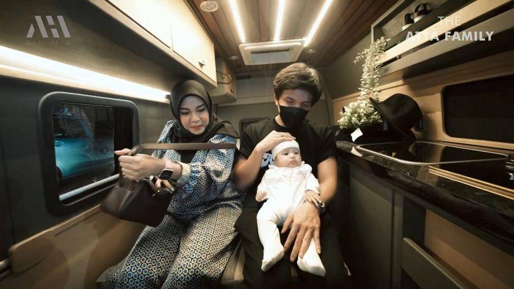 Atta, Aurel, dan Ameena tidur di mobil (youtube.com/attahalilintar)