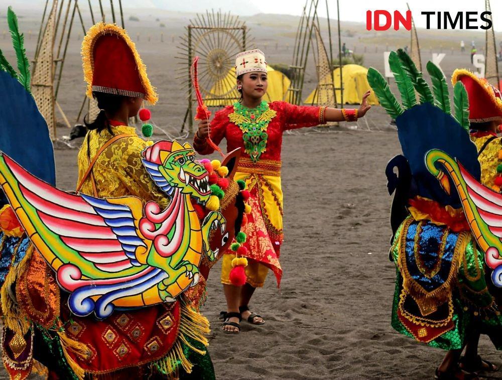 Para penari saat beraksi di Eksotika Bromo 2022 (IDN Times/Ardiansyah Fajar)