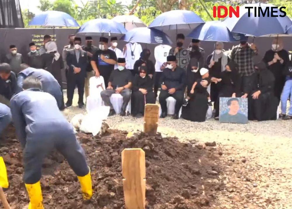 Eril Dikuburkan di Indonesia Adalah Doa Nenek yang Terkabul