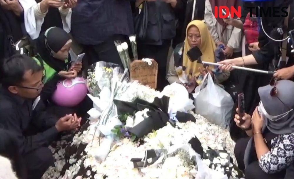 Warga Tak Henti Datangi Makam Eril di Kabupaten Bandung