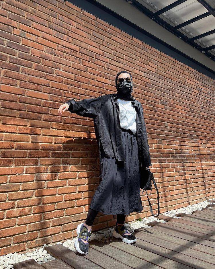 Inspirasi outfit hitam ala Soraya Ulfa (instagram.com/sorayaulfa15)