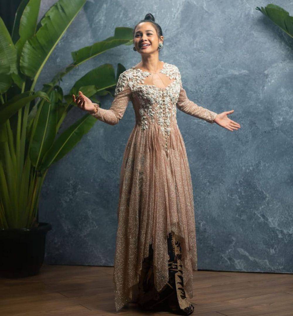 inspirasi kebaya ala Eddy Betty (instagram.com/eddybetty)