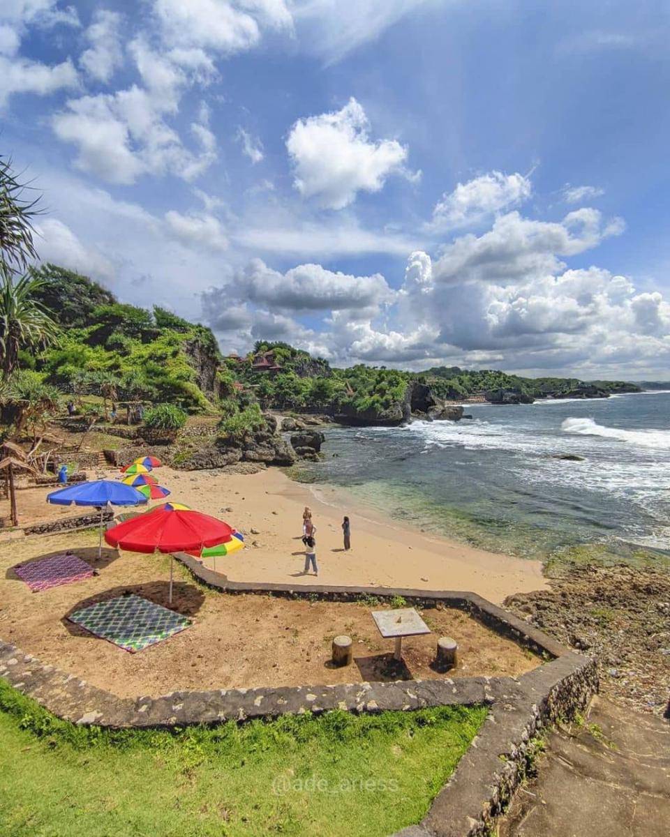 Pantai Mbuluk (instagram.com/ade_ariess)