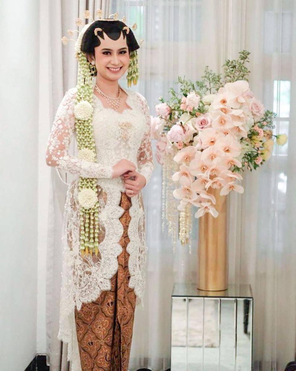 inspirasi kebaya ala Eddy Betty (instagram.com/eddybetty)
