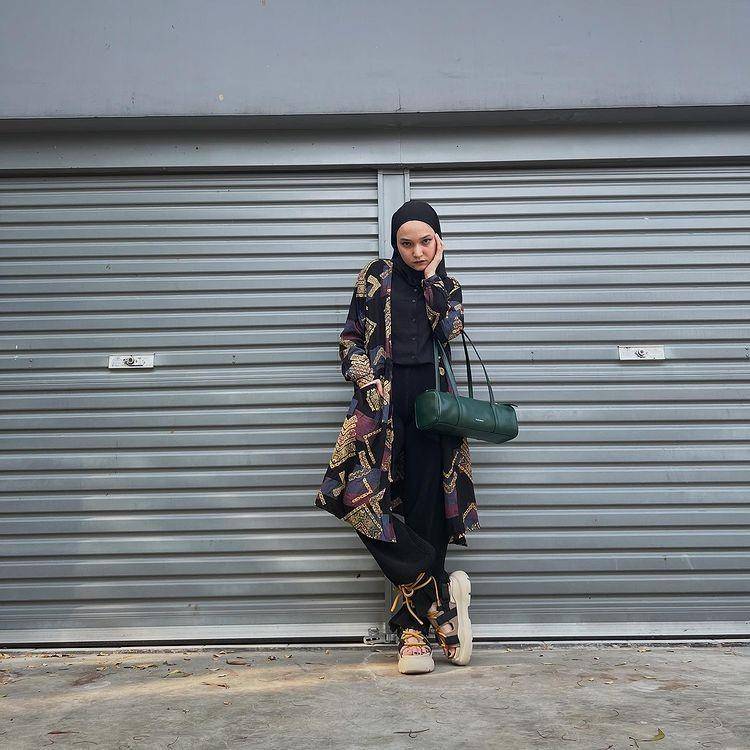 Inspirasi outfit hitam ala Soraya Ulfa (instagram.com/sorayaulfa15)