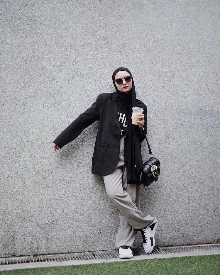 Inspirasi outfit hitam ala Soraya Ulfa (instagram.com/sorayaulfa15)