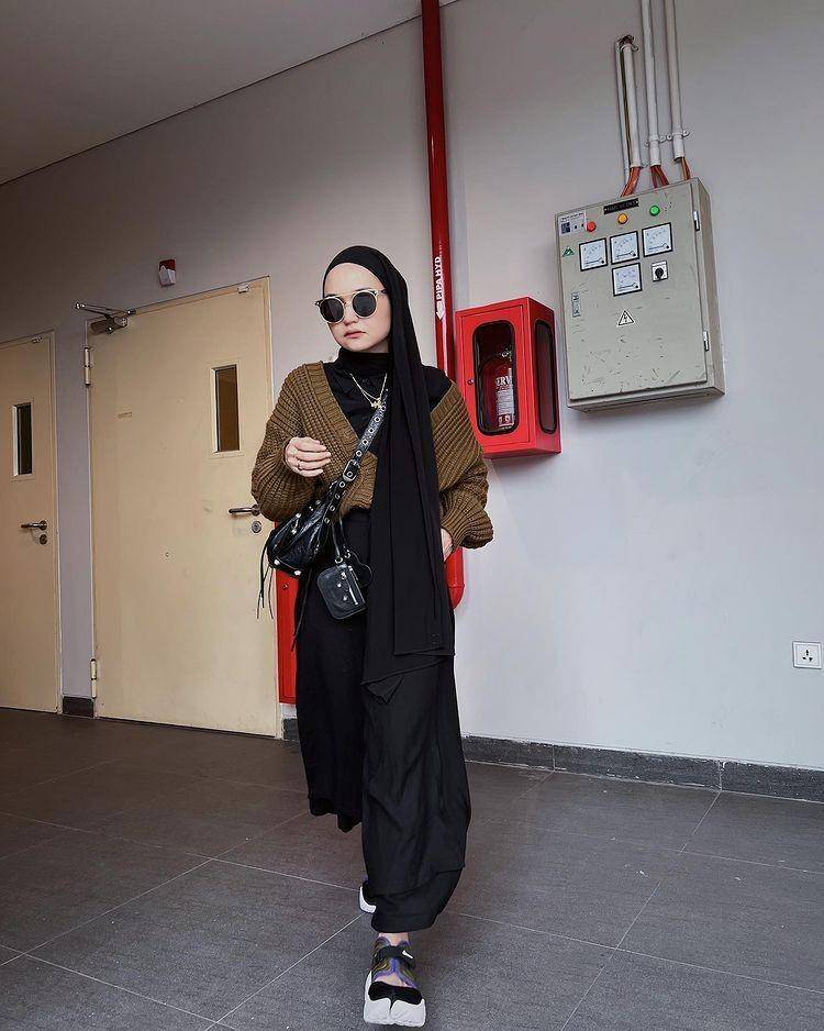 Inspirasi outfit hitam ala Soraya Ulfa (instagram.com/sorayaulfa15)