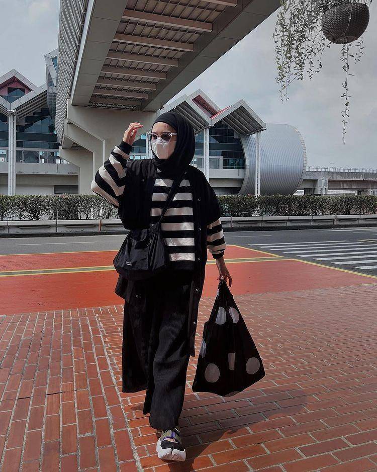 Inspirasi outfit hitam ala Soraya Ulfa (instagram.com/sorayaulfa15)